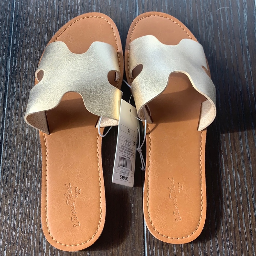 BNWT Universal Thread sandals